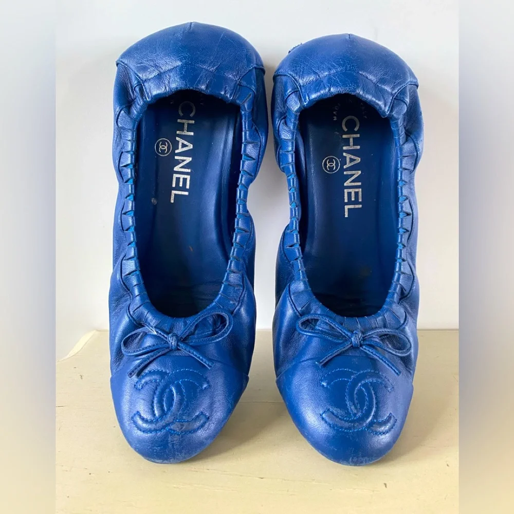 CHANEL Electric Blue Leather Ballet Flats with CC Logo